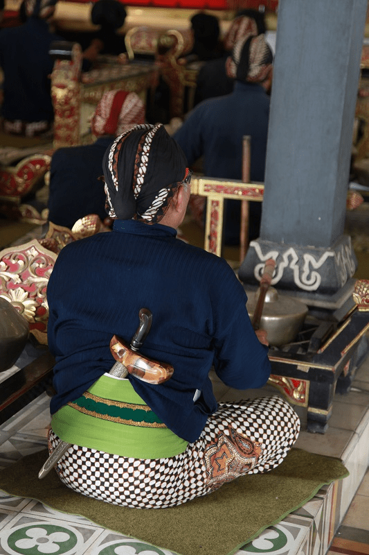 Stražar s tradicionalnim indonezijskim krisom